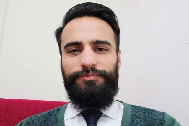 NickSotoudeh's tweet photo. بهنام موسیوند، فعال مدنی علیرغم حال نامساعد جسمی، هفتمین روز از اعتصاب غذای خود را در بند عمومی زندان رجایی شهر کرج سپری میکند. آقای موسیوند یکشنبه شب ۱۳ شهریورماه، از سلول انفرادی به بند عمومی زندان رجایی شهر کرج منتقل شده است.
#FreeBehnam https://t.co/ONG1a7zzYq