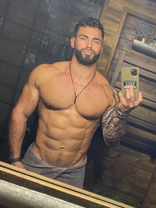 Shower ✅ time for bed😴 https://t.co/ucs4bAGyBW https://t.co/x3vqJiRU7Q