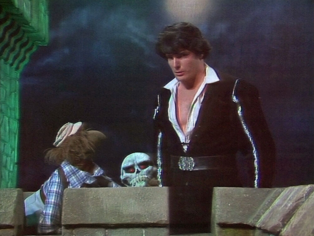 MuppetShowBot's tweet image. Chris: To be, or not to be. That is the... um... 
 Fozzie: Question.  
 Chris: Not now.