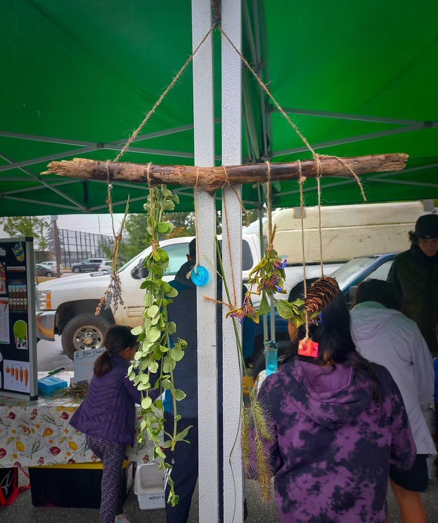 👏This week at Pop club, kids got their hands dirty creating a wind chime using nature finds from the garden, while learning all about carrots. 🥕⁠
⁠
💥Come join us this Wednesday at the @portmoodymarket , where will continue to Crunch and Munch our way through carrots  history