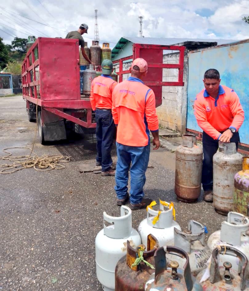 GasTrujillo's tweet photo. #EnFotos📸 | Así se desarrolló la jornada de gas que realizamos en la parroquia Jalisco, con apoyo de la #Epsdc, para fortalecer y optimizar el servicio, gracias al pdte. @NicolasMaduro, la pdta. de @Gas_Comunal, @CarylBertho y el gob. @Gerardo4FPsuv.
#A3MesesDelSecuestroDelAvión https://t.co/u7wsV0NvRV