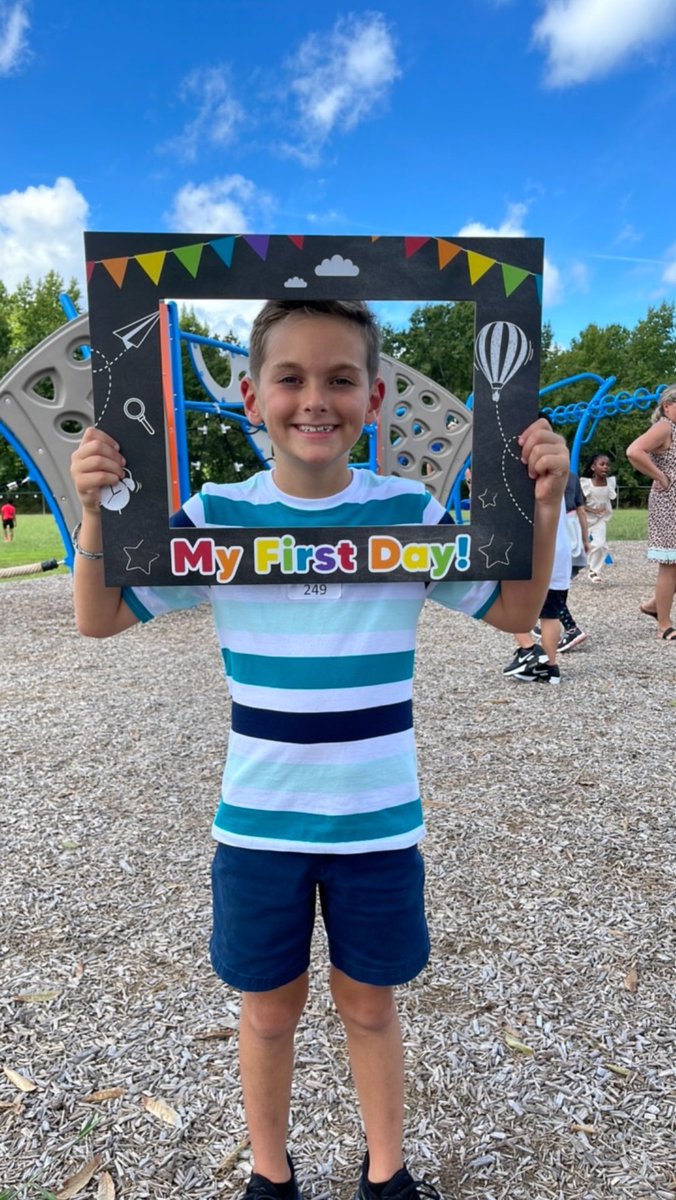 kvillemeadows's tweet photo. 1st day for all of us was a success!! Kindergartener and 3rd grader@GlenwoodES and my first day as a 1st grade teacher @KempsMeadowsES #firstdayofschool https://t.co/lAmSjcNgQa