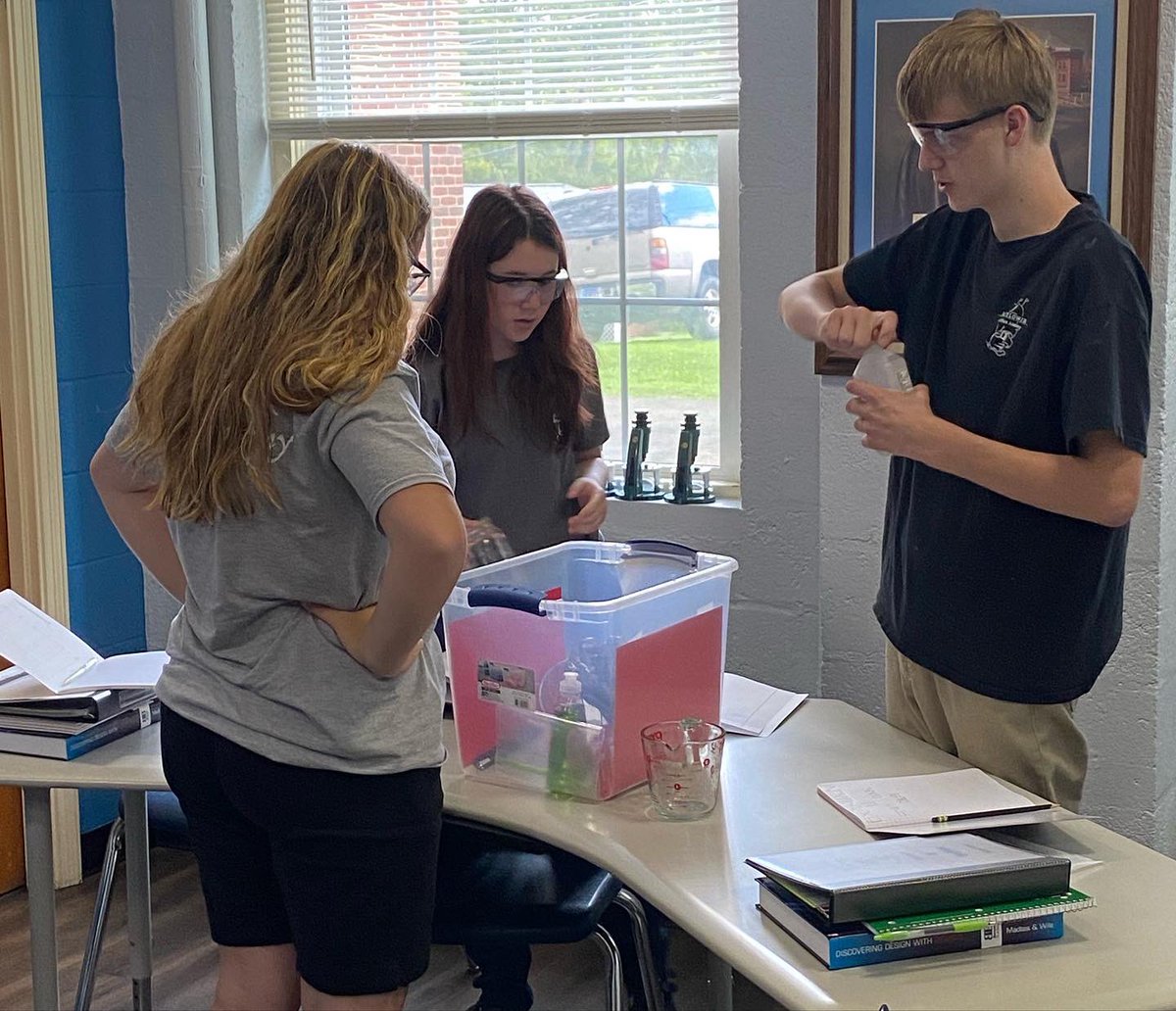 MayflowerSwVa's tweet photo. First Day of School…started our morning talking about Fruits of the Spirit, students got settled into their classrooms, we enjoyed lunch with all grades together, and high school students performed science experiments. We’re off to a great start! https://t.co/1jiqYRfSPq