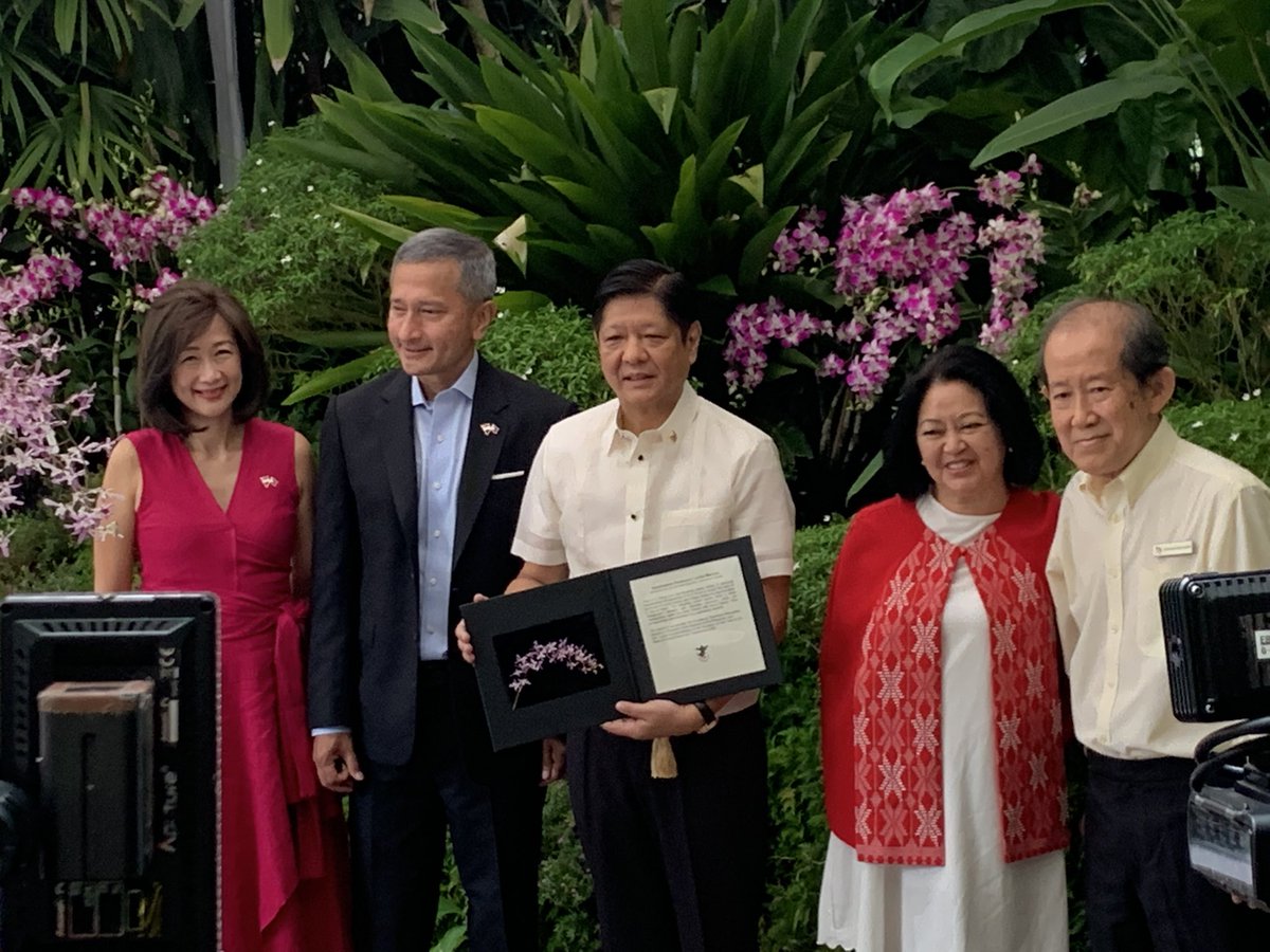 ABSCBNNews's tweet photo. LOOK: President Ferdinand Marcos Jr begins his second day of state visit to Singapore by going to the National Orchid Garden, Wednesday morning. 

To honor his state visit, a hybrid orchid plant is named after him and First Lady Liza Marcos. | via @joycebalancio https://t.co/mWZDxKRJdg