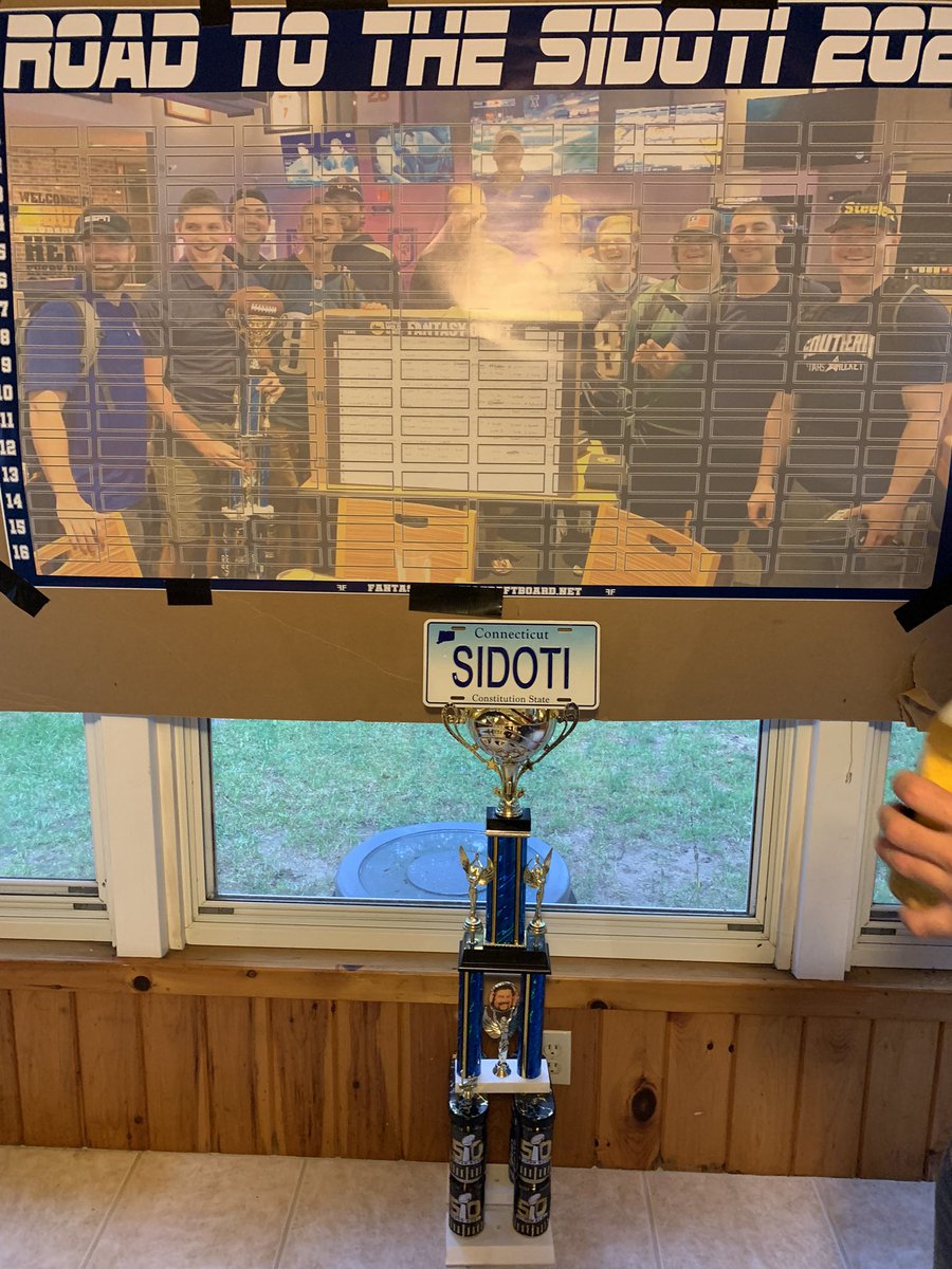 jeffyracks's tweet photo. @FFDraftBoard Draftception for 3 years straight
#fantasyfootballdraft #draftday2022
#fantasyfootballdraftparty https://t.co/Et5gFnh9Xa
