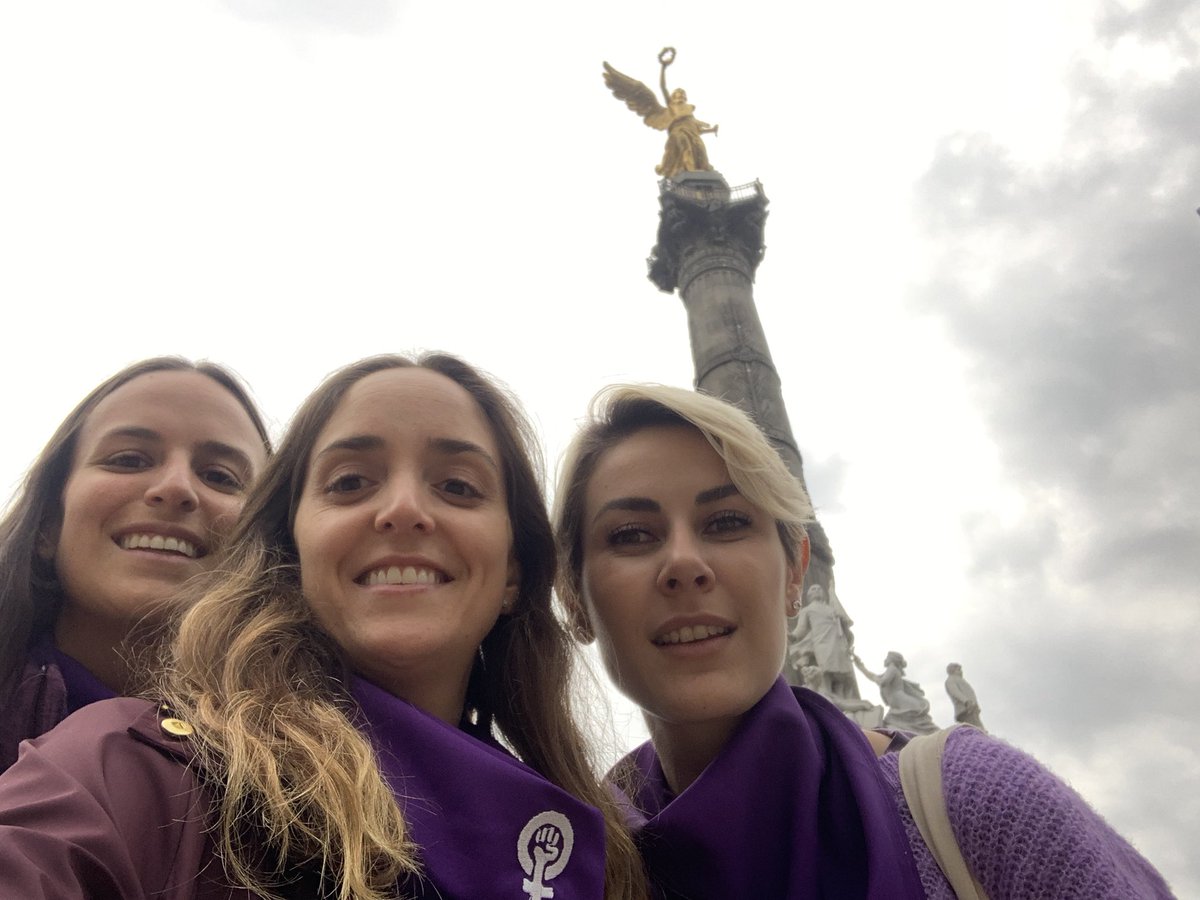 LaCanaMx's tweet photo. Estamos presentes en la velada por la paz. No a la militarización de México.

¡Nos vemos en el Senado!
#ResistenciaFeminista ❤️‍🔥💜 https://t.co/aPytaP7qKA