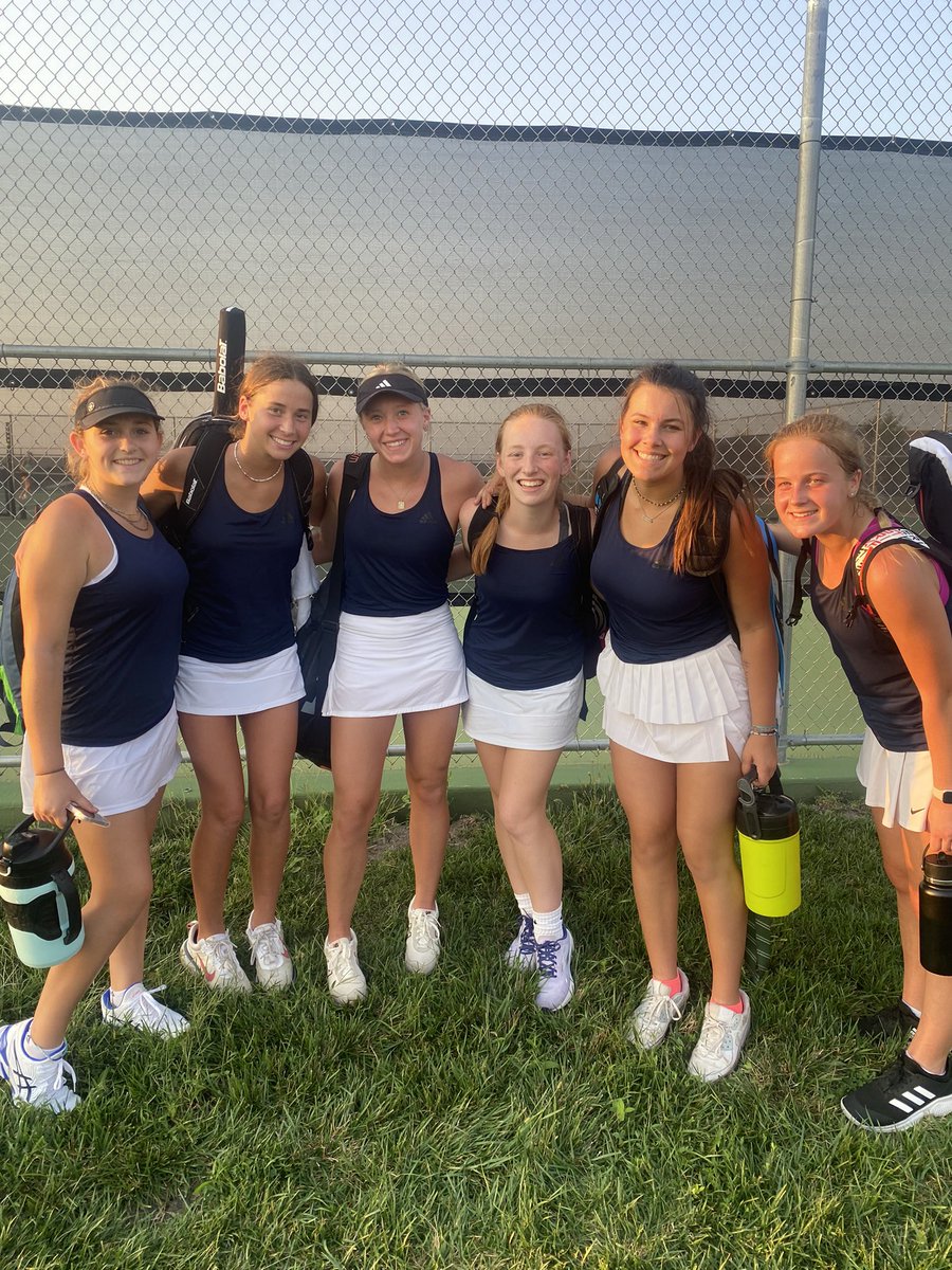 TennisSja's tweet photo. Our Varsity girls absolutely killed it at the Blue Valley Southwest Quad today!! Frankie and Holli went 2-1 at #1 doubles and Emma and Delaney went 2-1 at #2 doubles. Great job ladies!!! ⚡️⚡️ https://t.co/pUklIEjjc2