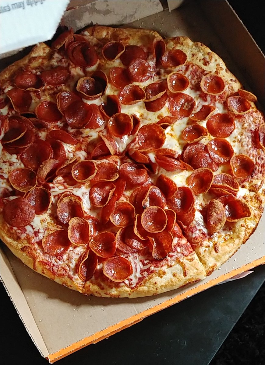 gmcfosho's tweet image. That $10 pizza from little Caesars is fuckin ignorant