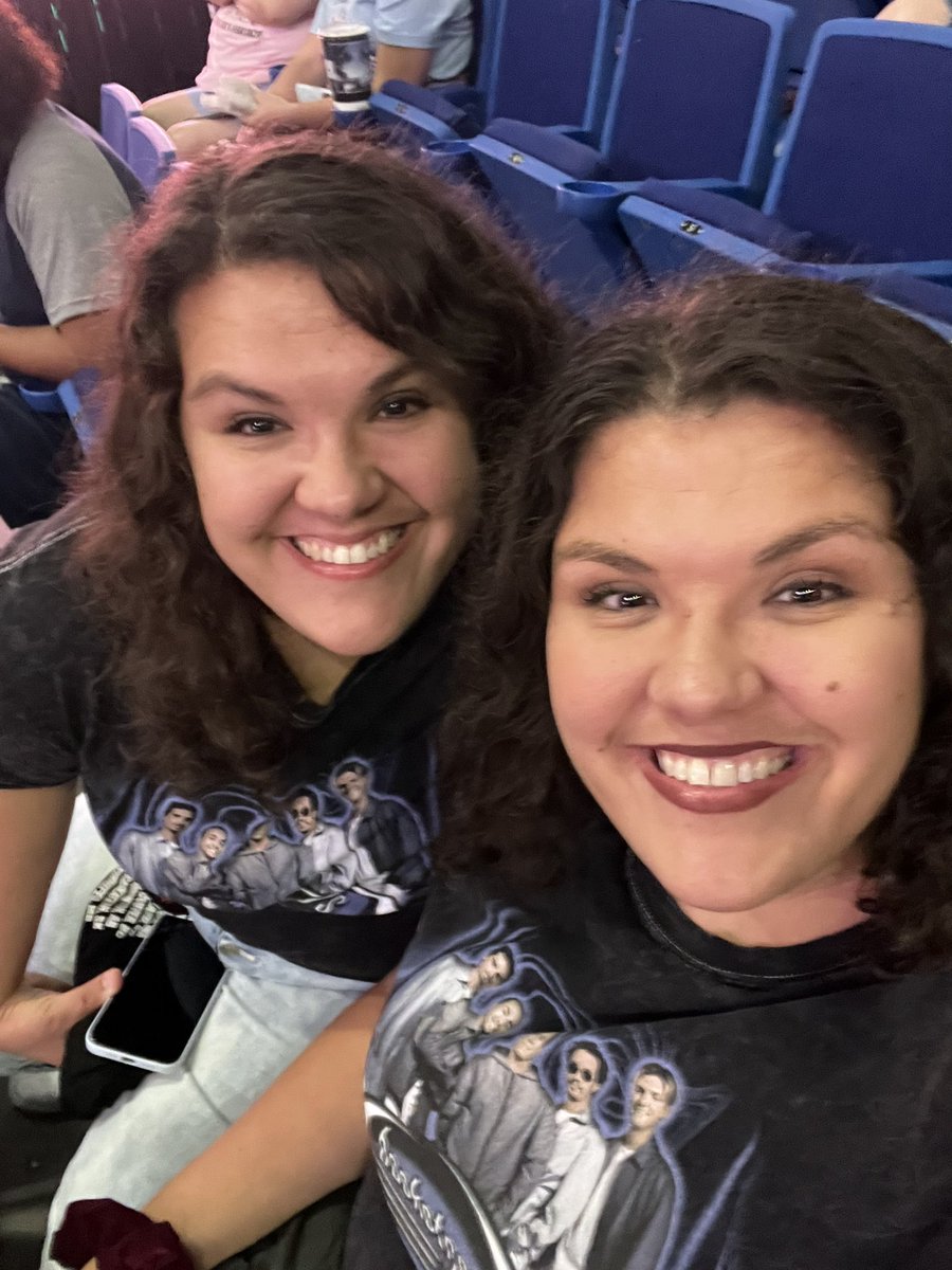 sarah_lenae's tweet photo. #bsbky we are ready to see the @backstreetboys  ❤️❤️ https://t.co/0lMZWAdINl