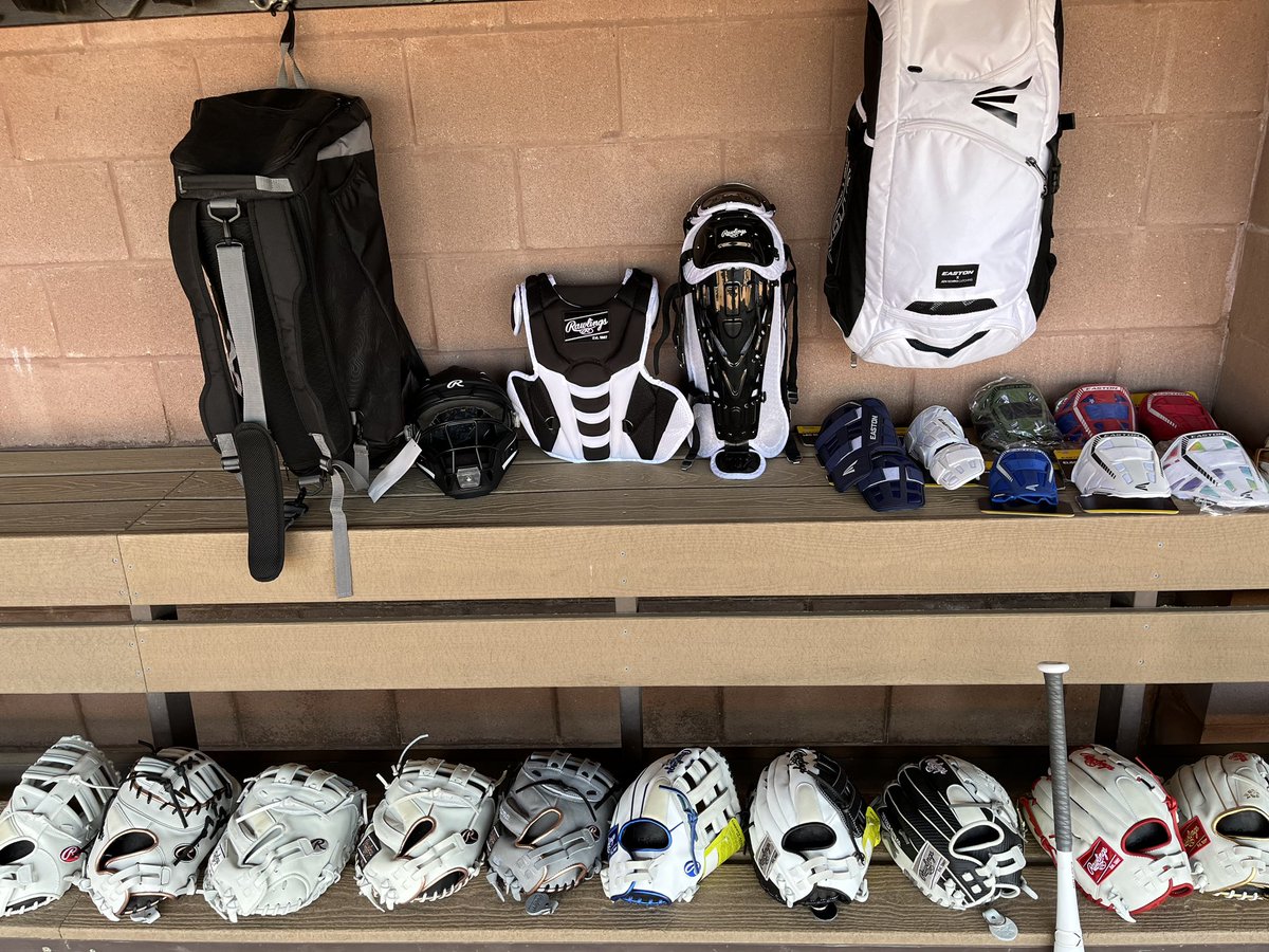 robert_teamwork's tweet photo. Our Rawlings &amp; Easton Rep @ColinSahli is awesome for taking the time for our favorite college softball team @Cougs_4_life https://t.co/fFZTwdTK6X