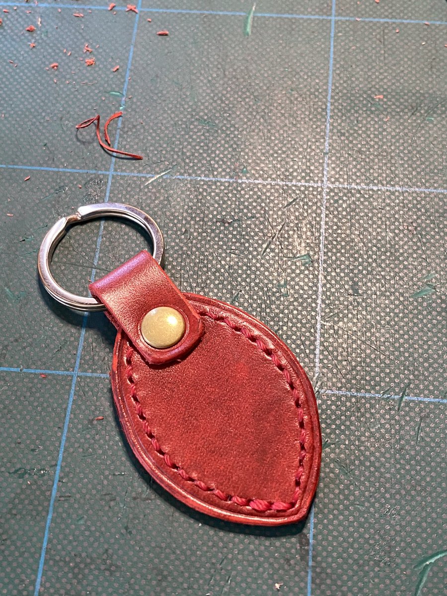 akira_LABO's tweet photo. シンプルなキーホルダーを頼まれまして
ルガトの赤で作りました。
シンプルですがフチ稔やコバ磨きはしっかりとしてます。 https://t.co/tzeFpRx5b4