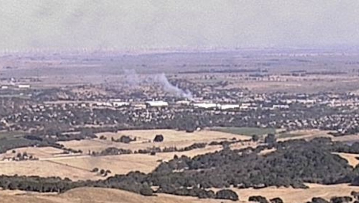 Sarah_Stierch's tweet photo. 🔥🚨#SolanoCounty | #Fairfield
#CentralFire first reported at 5:11 PM 9/6 across from 4490 Central Way in Fairfield.
📌5:19 PM 9/6—
–1/4 acre
–light flashy fuels
–slow rate of spread
—CAMERAS—
🎥Cordelia Green Valley https://t.co/PWZFMfchT5
Follow thread for updates.👇🧵 https://t.co/8ReKh0fLCz