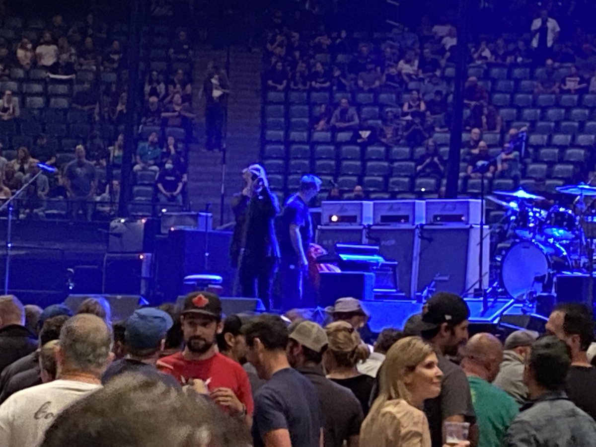 pjtourkid's tweet photo. #HeyHeyOh HS commenced. @ratsoundsystems @PearlJam #It’sAllHappening https://t.co/1qQfhQVSPl