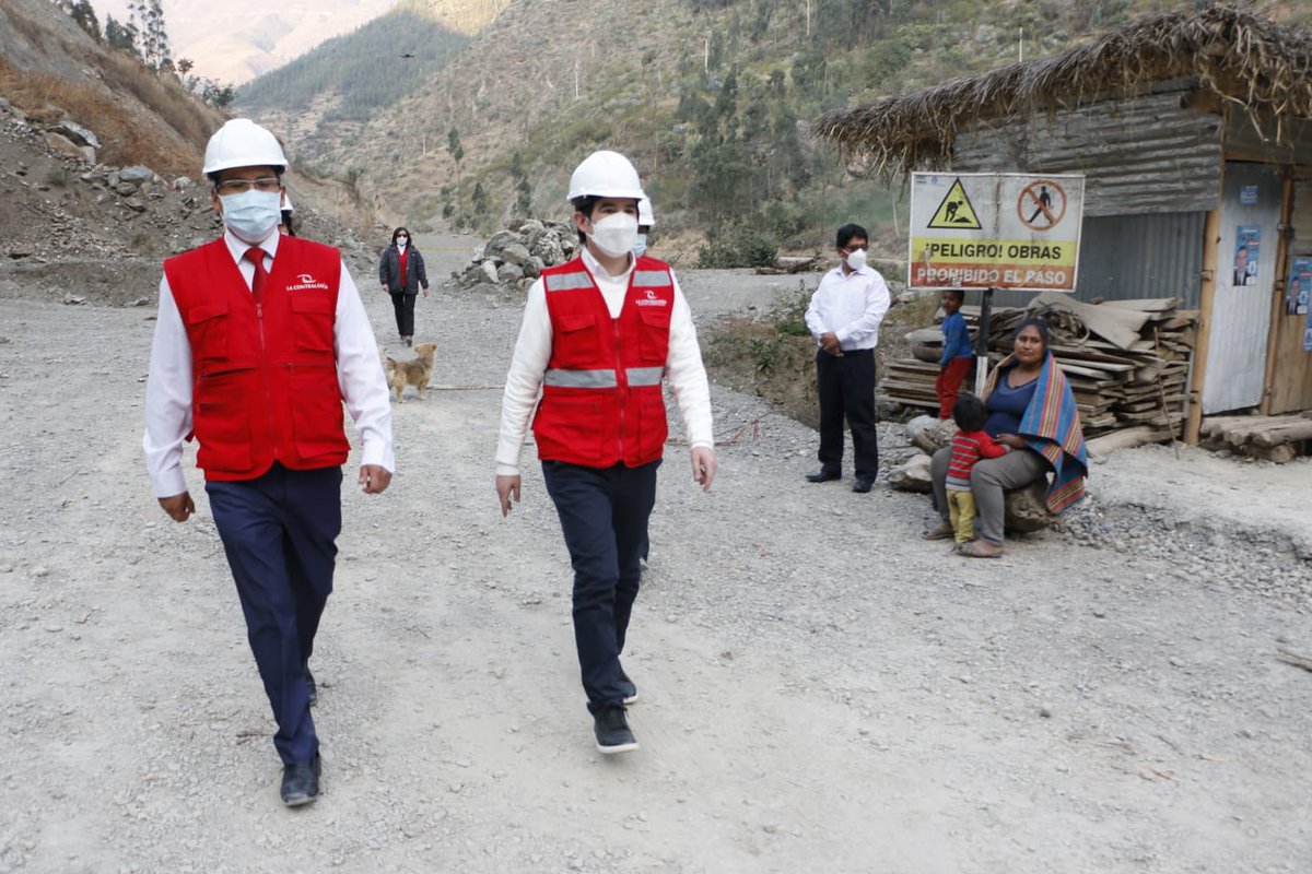 ContraloriaPeru's tweet photo. #Megaoperativo de Control en #Pasco | También verificaron avances en obra de mejoramiento de la carretera Oyón - Ambo, Tramo II, a cargo de @ProviasNac_Peru y con una inversión de S/ 444 millones. Según el portal de #Infobras, el avance físico de la obra es de 55.8%. 2/2 https://t.co/D3JXPRywgg