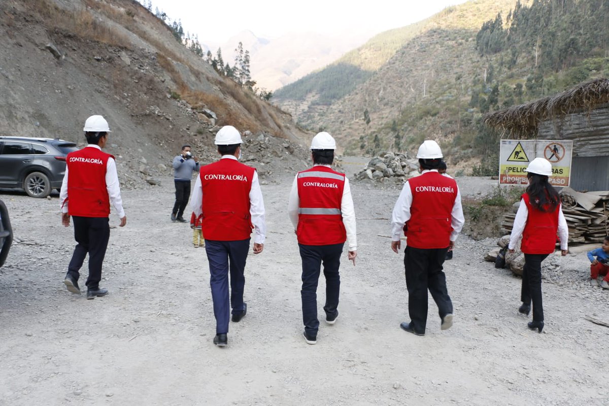 ContraloriaPeru's tweet photo. #Megaoperativo de Control en #Pasco | También verificaron avances en obra de mejoramiento de la carretera Oyón - Ambo, Tramo II, a cargo de @ProviasNac_Peru y con una inversión de S/ 444 millones. Según el portal de #Infobras, el avance físico de la obra es de 55.8%. 2/2 https://t.co/D3JXPRywgg