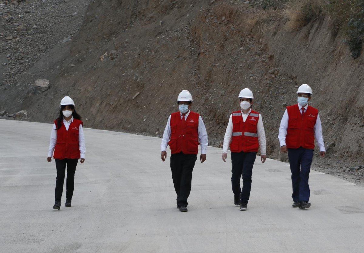 ContraloriaPeru's tweet photo. #Megaoperativo de Control en #Pasco | También verificaron avances en obra de mejoramiento de la carretera Oyón - Ambo, Tramo II, a cargo de @ProviasNac_Peru y con una inversión de S/ 444 millones. Según el portal de #Infobras, el avance físico de la obra es de 55.8%. 2/2 https://t.co/D3JXPRywgg