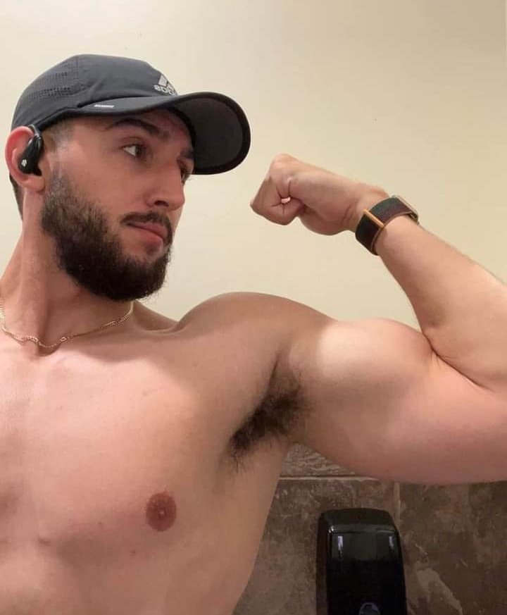 alejo31835738's tweet photo. Mi primo me pide que le saque fotos para presumir sus músculos sin imaginar que lo que me encanta son sus axilas fotografiar👃💪💦👅 https://t.co/gcEzuSjD4F