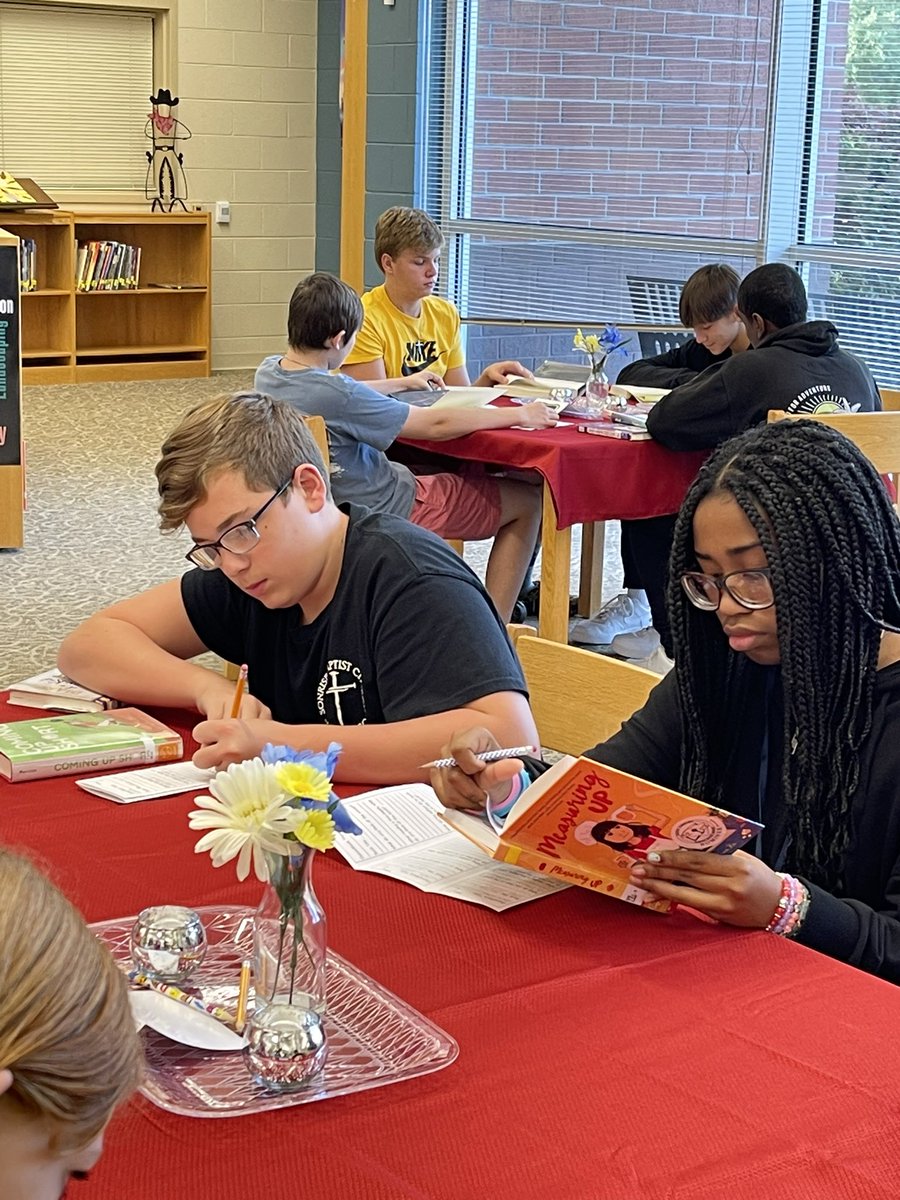 lemsleopards's tweet photo. Students in Mrs. Delaney and Mrs. Stockman’s ELA classes enjoyed “tasting” some new books today.  Lots of students walked away with a new read from this Book Tasting experience! #LEReads #myKCSD https://t.co/13u4dHAJwh