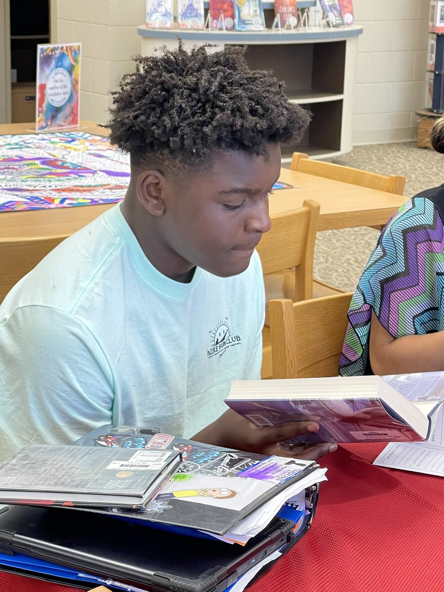 lemsleopards's tweet photo. Students in Mrs. Delaney and Mrs. Stockman’s ELA classes enjoyed “tasting” some new books today.  Lots of students walked away with a new read from this Book Tasting experience! #LEReads #myKCSD https://t.co/13u4dHAJwh