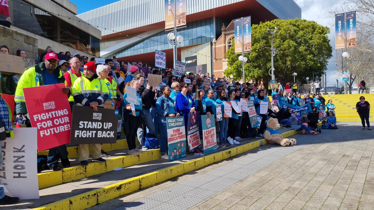 UnitedWorkersOz's tweet photo. Big showing in Perth! #ShutdownEarlyEd https://t.co/xhcvEWWq5H