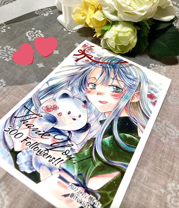 フォロワー様300人おめでとうございます! 乙樹うたさんのネップリをお迎えしました〜!⸜(* ॑  ॑*  )⸝ すごく繊細な色使いと優しい微笑み、くまちゃんのぬいぐるみも可愛い…!とても素敵な作品です!(*'꒳`*) 手元で大切に愛でます ファミマプリントです!色綺麗です!