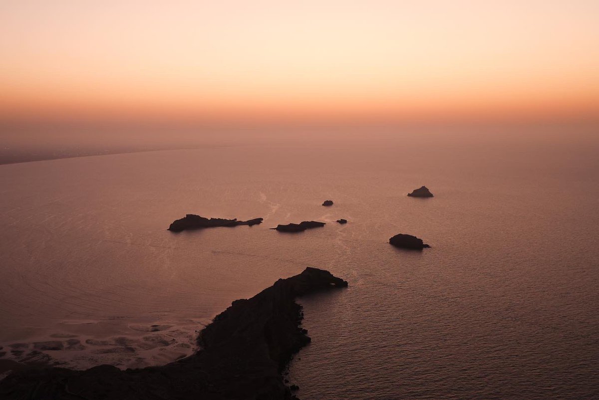 alshabibi_92's tweet photo. يُعتبر #شاطىء_السوادي من أجمل الاماكن السياحية في ولايه بركاء حيث يُميزه الجزر الصخرية والحجرية، شاطئ البحر بميائه الصافية، المناظر الطبيعية الخلّابة والرمال الذهبية فيُزيده جمالاً وإشراقاً ويجعله وجهة سياحية مُفضلة 
من #تصويري https://t.co/FmWYdpYmre