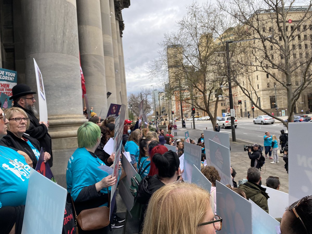 CliffordAlen's tweet photo. Great turnout at today’s rally calling big business to account! #BigStepsNow
#CupcakesDontPaytheBills
#ValueEarlyEducators @UnitedWorkersOz https://t.co/1GA9tdXFHs