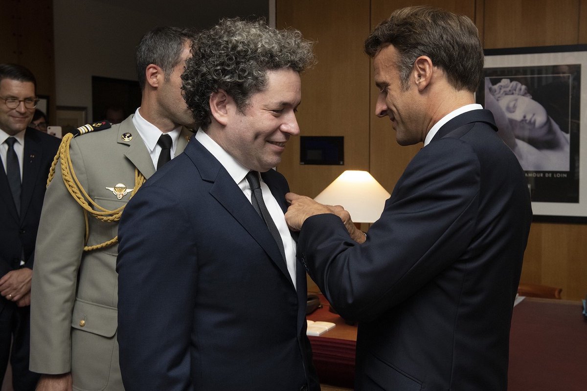 LeocenisPrensa's tweet photo. El Presidente de la República de Francia, @EmmanuelMacron entregó @GustavoDudamel la insignia de Oficial de la Orden de las Artes y las Letras, tras el estreno de Tosca, en la Opéra Bastille el 3/09. Felicidades maestro 👏
📷 Didier Plowy https://t.co/4rYWadJUfb