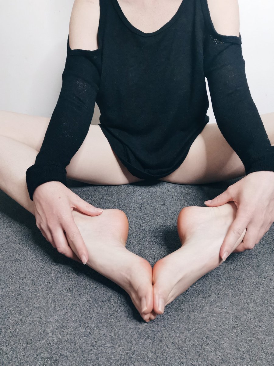 footsyfans's tweet photo. Hey FootsyFans 😘

We're half way to the weekend so grab a strong cup of coffee and go shake your ass at every opportunity 😋

#prettyfeetonly
#feetworship
#feetfinder
#feet
#foot
#onlyfans
#onlyfanspromo https://t.co/CKawK1hrZC