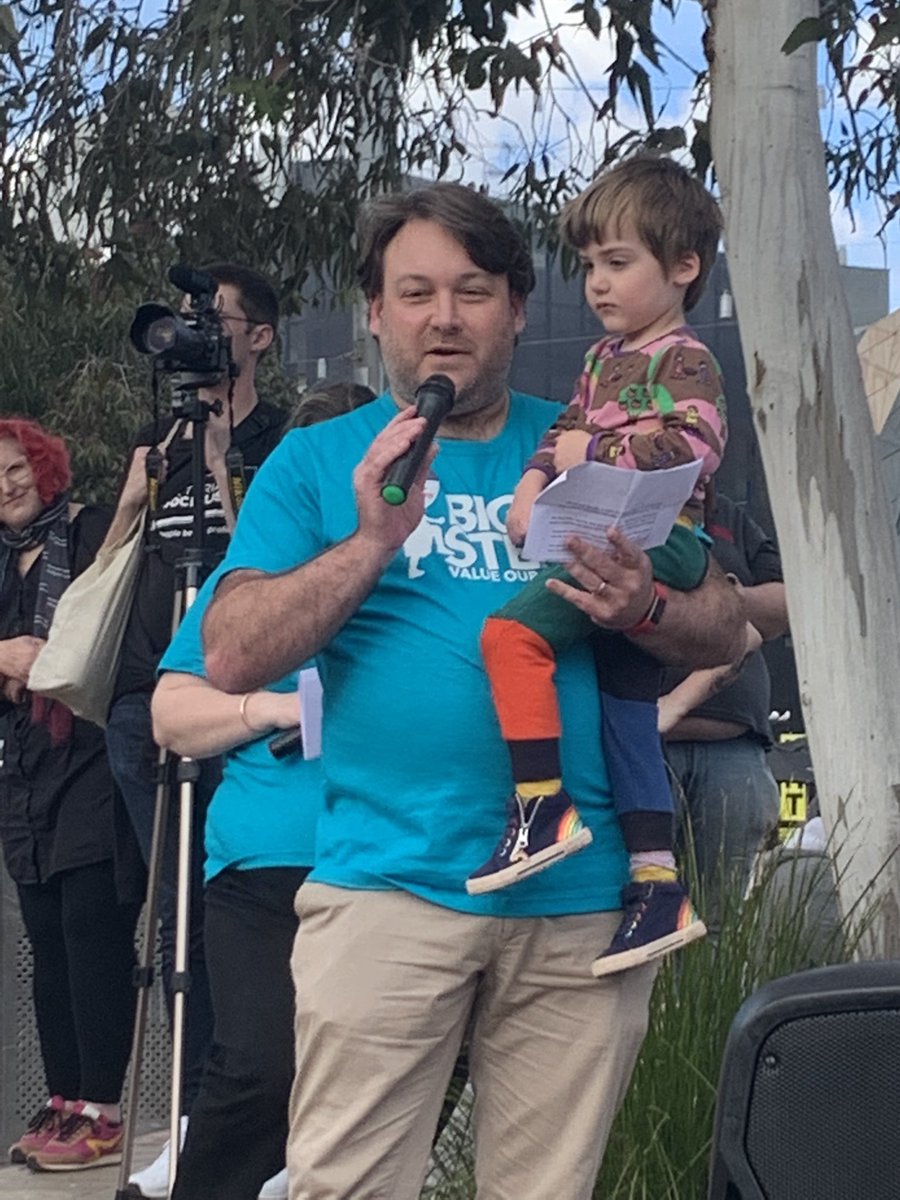 UnitedWorkersOz's tweet photo. Elliot brought his dad to Fed Square to support and thank his incredible educators.
“what’s good for educators and our families is good for the whole community. We’ll stand strong til we win!”
#ShutdownEarlyEd #BigStepsNow https://t.co/rq8vmA2jA7