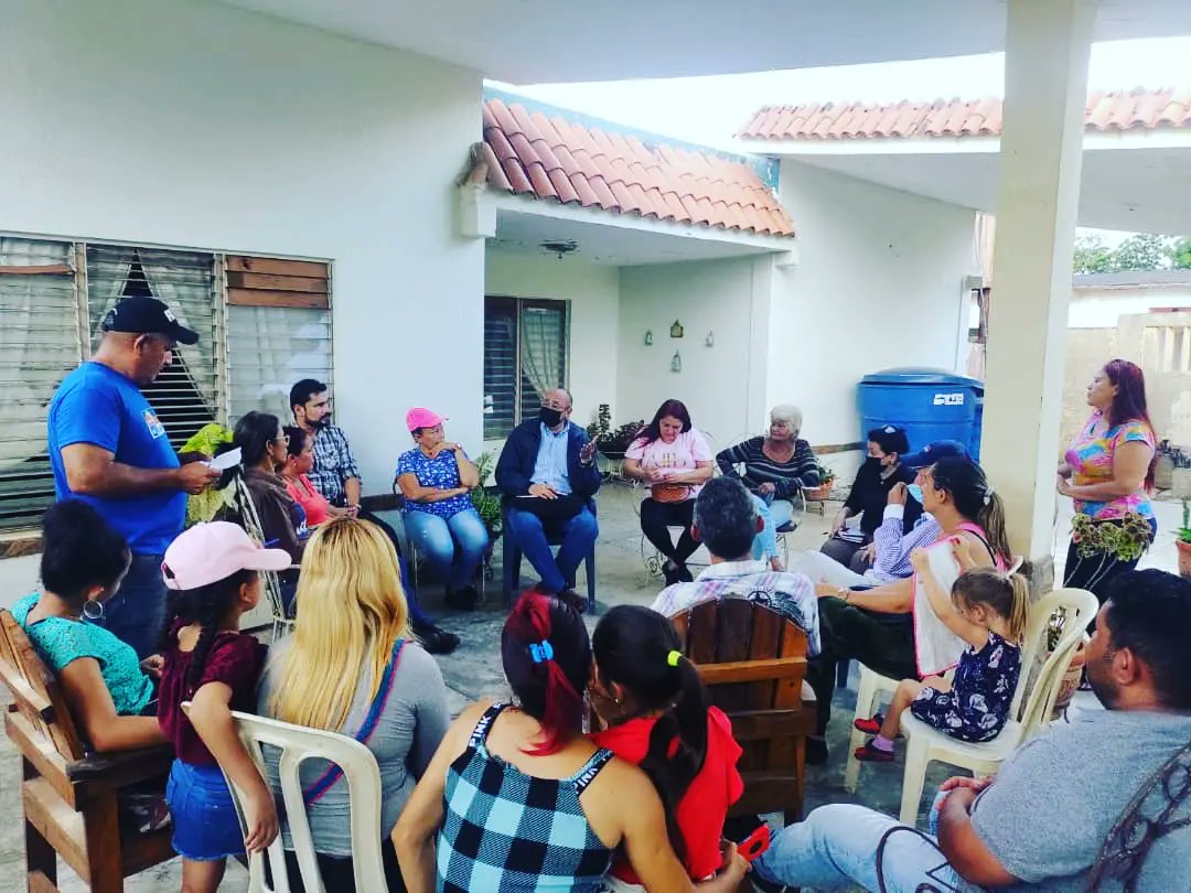 BraulioArias7's tweet photo. Bendecida Noche. Excelente Nuestra 2da Reunión con la Estructura Política del @PartidoUNTZuIia en la Pquia #LuisHurtadoHiguera de #Maracaibo. Estamos Revisando, #Organizando y Planificando la Labor #Social en Pro de las #Comunidades. Vuelve la #Esperanza y el Progreso al #Zulia https://t.co/QryrkU7RIr
