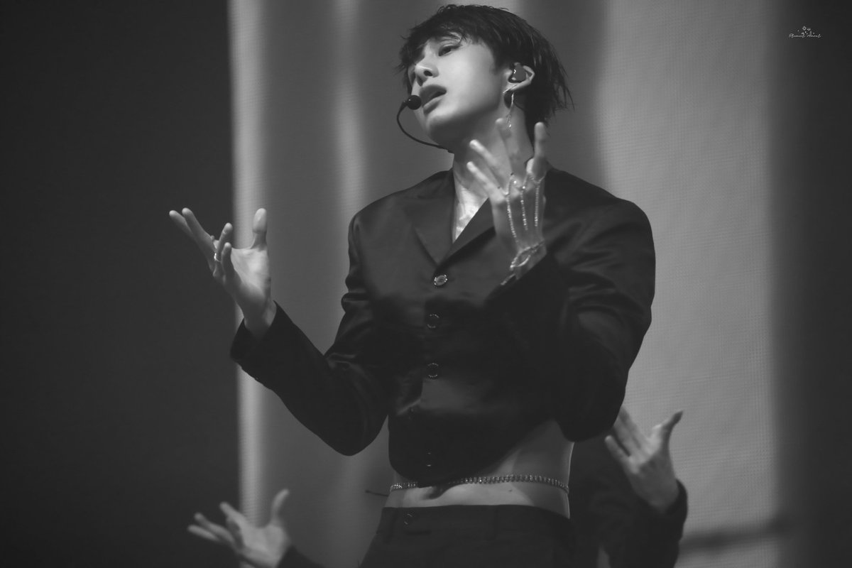 TurtleLoveCat's tweet photo. with every new picture of wildfire hyungwon, my sanity drops 🤕 https://t.co/haaT1dxbky