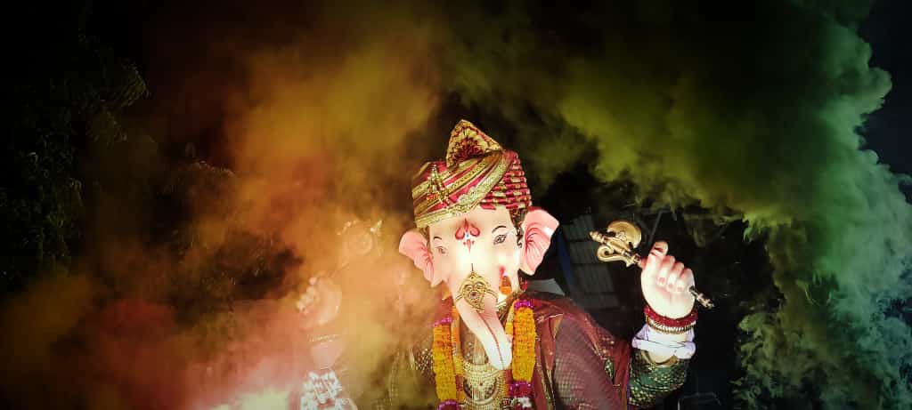 ravim008's tweet photo. आभाळ भरले होते तु येतांना, आता डोळे भरून आलेत तु जातांना, काही चुकलं असेल तर माफ कर, पुढल्या व���्षी ये लवकर…@VCMOFFICIAL @avnishmishra8 @Vipshetye #mumbaiganesh #mumbaiganpati https://t.co/Cof06BlZEp