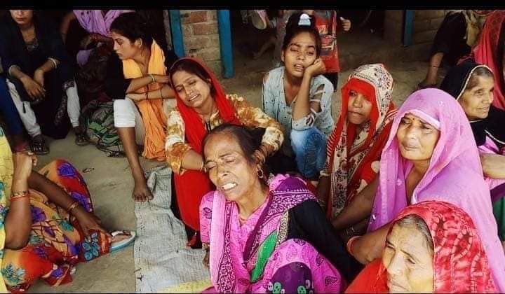 ramjigautambsp's tweet photo. उत्तर प्रदेश में कानून व्यवस्था की धज्जियां उड़ाते हुए हुई दलित युवक की हत्या,पंचर जोड़कर करता था अपने परिवार का पालन पोषण.
पूरे देश में दलित समाज पर अत्याचार चरम पर है।
@auraiyapolice तत्काल कार्यवाही कर दोषियों को फाँसी की सजा दिलाये.सरकार से अनुरोध है परिवार को आर्थिक मदद दें. https://t.co/TOLhkGEBVJ