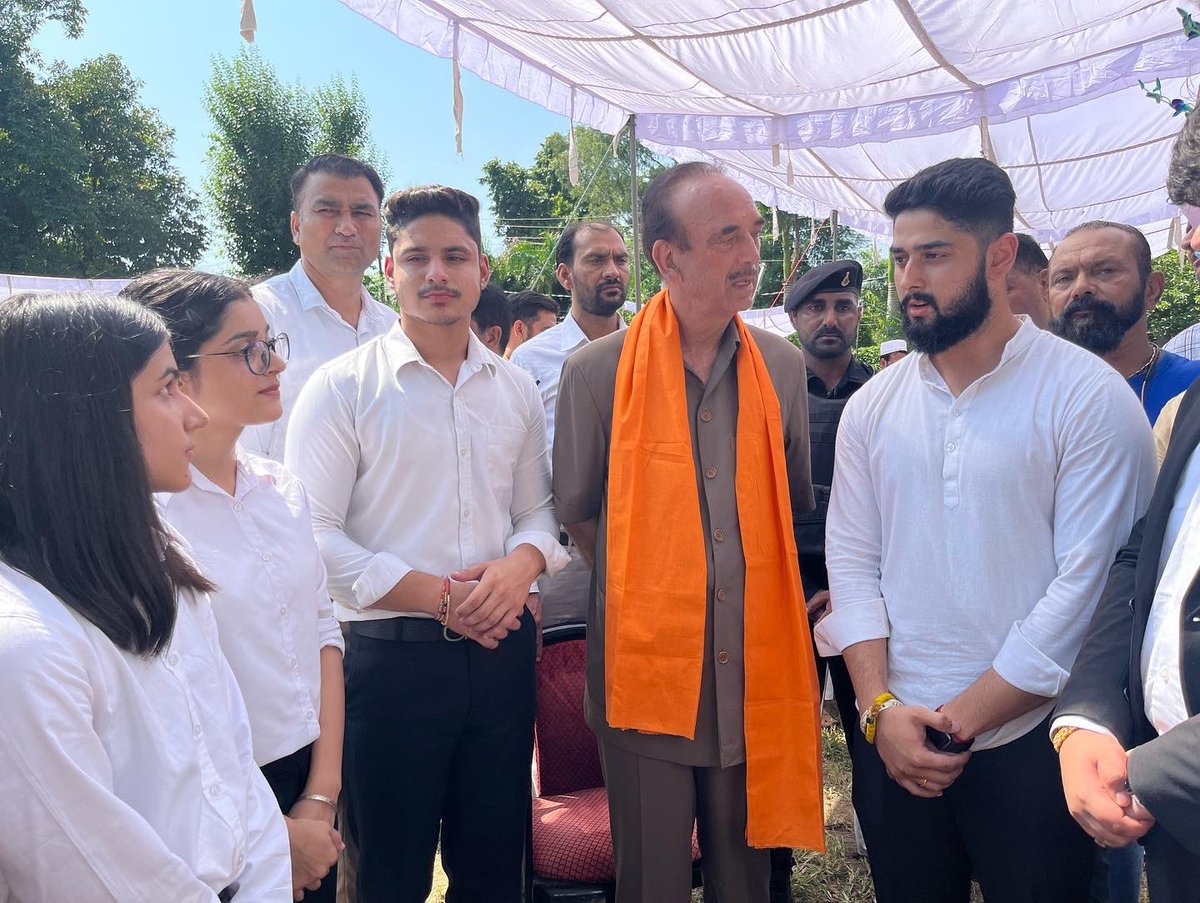 vasudevsinghJk's tweet photo. Today,the mmbrs of the #DuggarStudentsFederation had a meeting with the prominent national leader @ghulamnazad We as youth are ready to support him as long as he has this enthusiasm and dedication towards the development of Jammu division. https://t.co/wgs1Ctx3IT