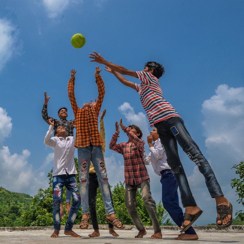 Photographed by our #Youth4Children volunteers in Madhya Pradesh, these children are making the most of a clear blue sky.

We need to adopt clean energy sources to meet our industrial, transport and energy needs while moving away from use of fossil fuels.

#WorldCleanAirDay