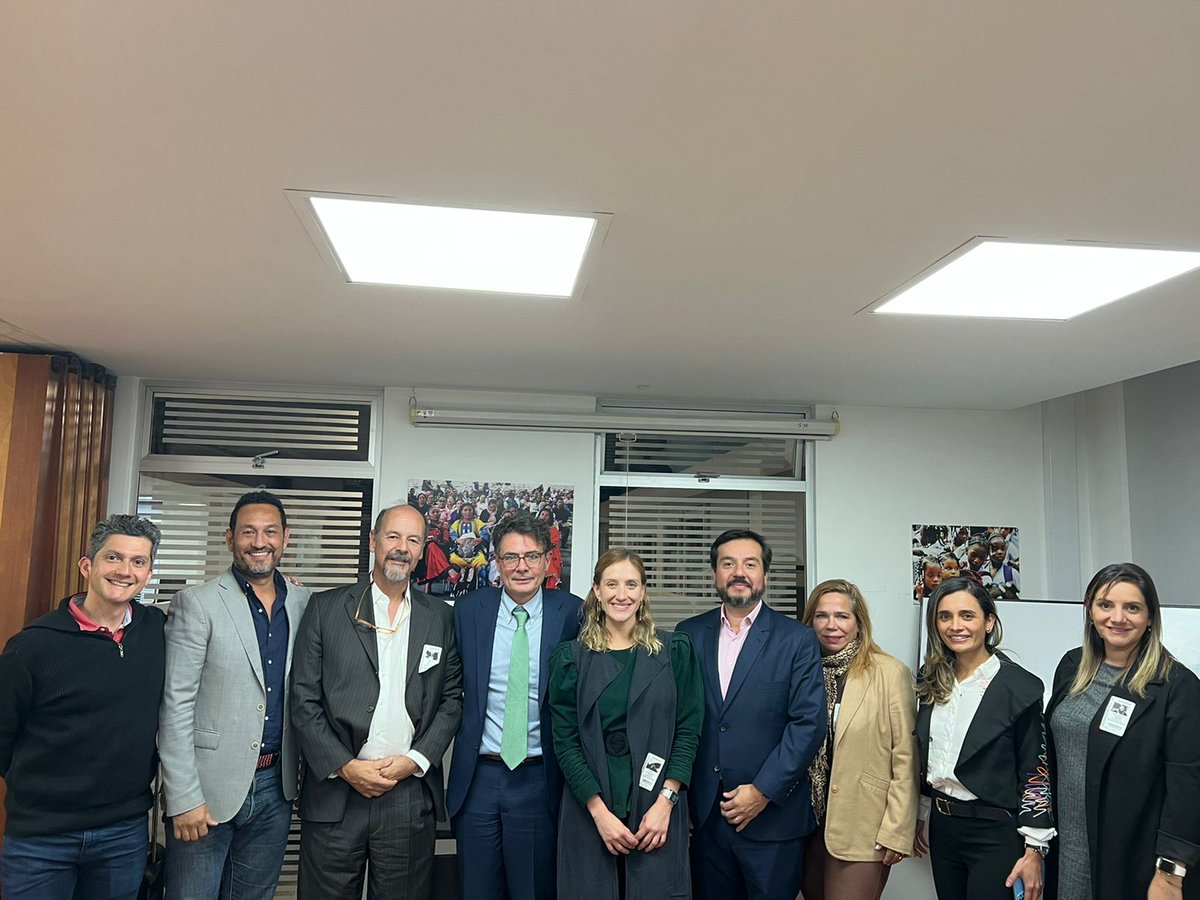 Nos reunimos con el Ministro <a href="/agaviriau/">Alejandro Gaviria</a> para hablar de los retos de la educación en tecnología y el cierre de la brecha de talento TI en el corto mediano y largo plazo. Definimos una ruta de trabajo en conjunto. Gracias por su apertura Ministro <a href="/Mineducacion/">MinEducación</a> <a href="/FedesoftCol/">Fedesoft Colombia</a>