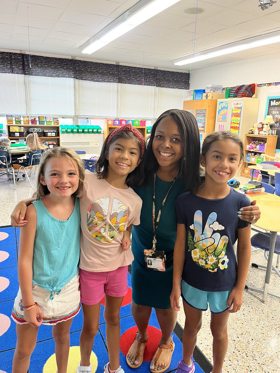 AstrosAAF's tweet photo. Educator kids are teachers’ biggest fans on #VBDayOne ! @AstrosAAF @SeeDotWilson https://t.co/0mpzPGqwpF