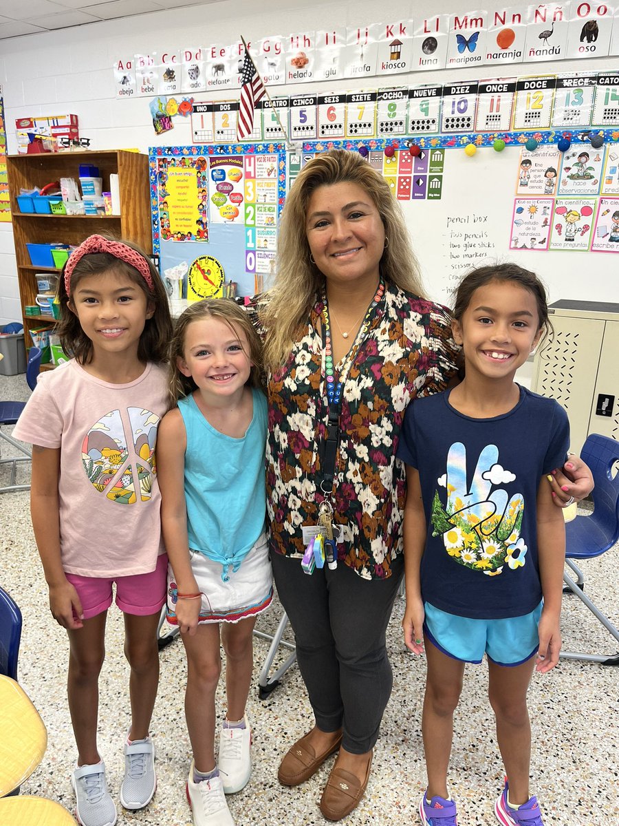 AstrosAAF's tweet photo. Educator kids are teachers’ biggest fans on #VBDayOne ! @AstrosAAF @SeeDotWilson https://t.co/0mpzPGqwpF