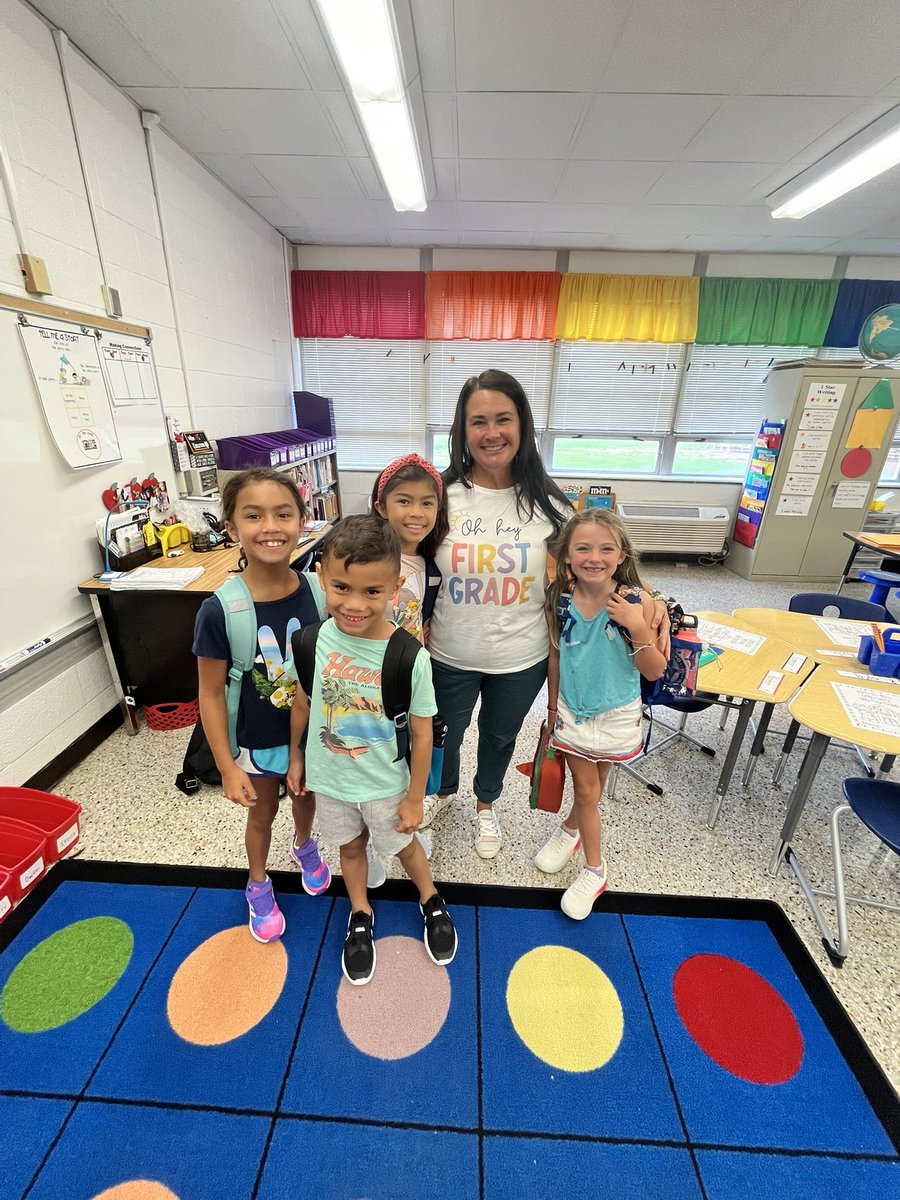 AstrosAAF's tweet photo. Educator kids are teachers’ biggest fans on #VBDayOne ! @AstrosAAF @SeeDotWilson https://t.co/0mpzPGqwpF