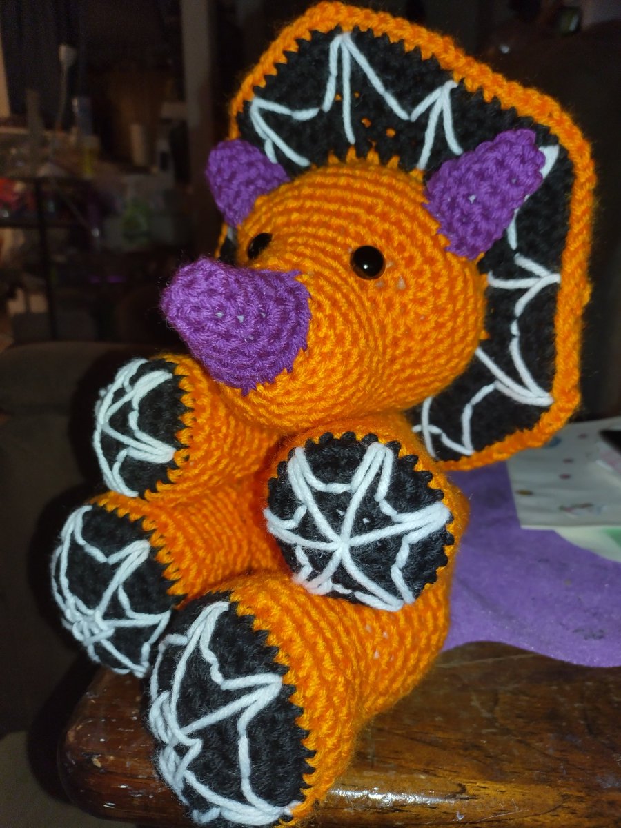 Fluffiecroation's tweet photo. My spooky dino... He took me 3 days but I love him https://t.co/Vep7vDabnO
