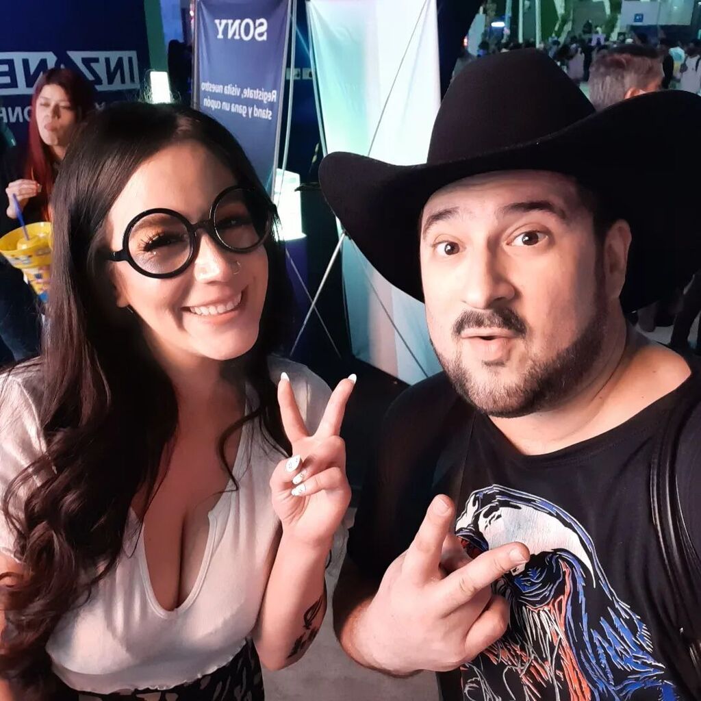 CarlosTVlog's tweet photo. Súper talentosa y muy linda en persona @happymusarana activando en la @gamergymexico https://t.co/88FBixayrf https://t.co/DVlaqIKOQO