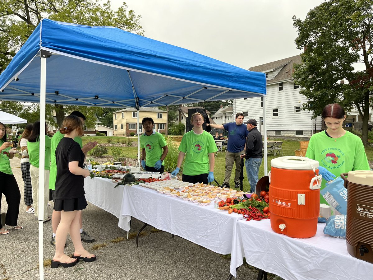 CFallsCurrKto12's tweet image. Tonight’s Fresh Farm Garden Party was a great combination of CF Talent - vegetation, art, music, and seating created and nurtured by our staff and students! @CFallsHS @CFBands @cfhsfutures1 @chefbillbailey