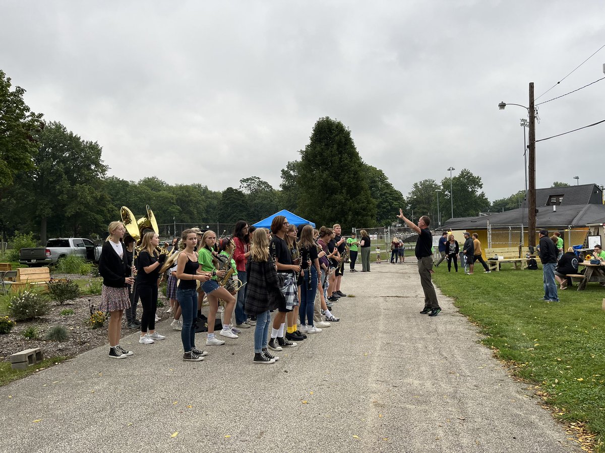 CFallsCurrKto12's tweet image. Tonight’s Fresh Farm Garden Party was a great combination of CF Talent - vegetation, art, music, and seating created and nurtured by our staff and students! @CFallsHS @CFBands @cfhsfutures1 @chefbillbailey