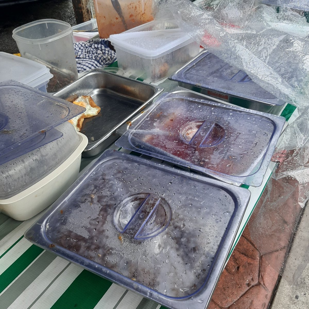 PixiesTribe's tweet image. Pada mulanya aku ingat nak sarapan bijirin je malas nak keluar beli nasi lemak sebab hujan. Tapi lepas tengok @penboxcreature flex nasi lemak paru dia dalam group meluap2 darah pendekar dalam diri ni. And here i am...