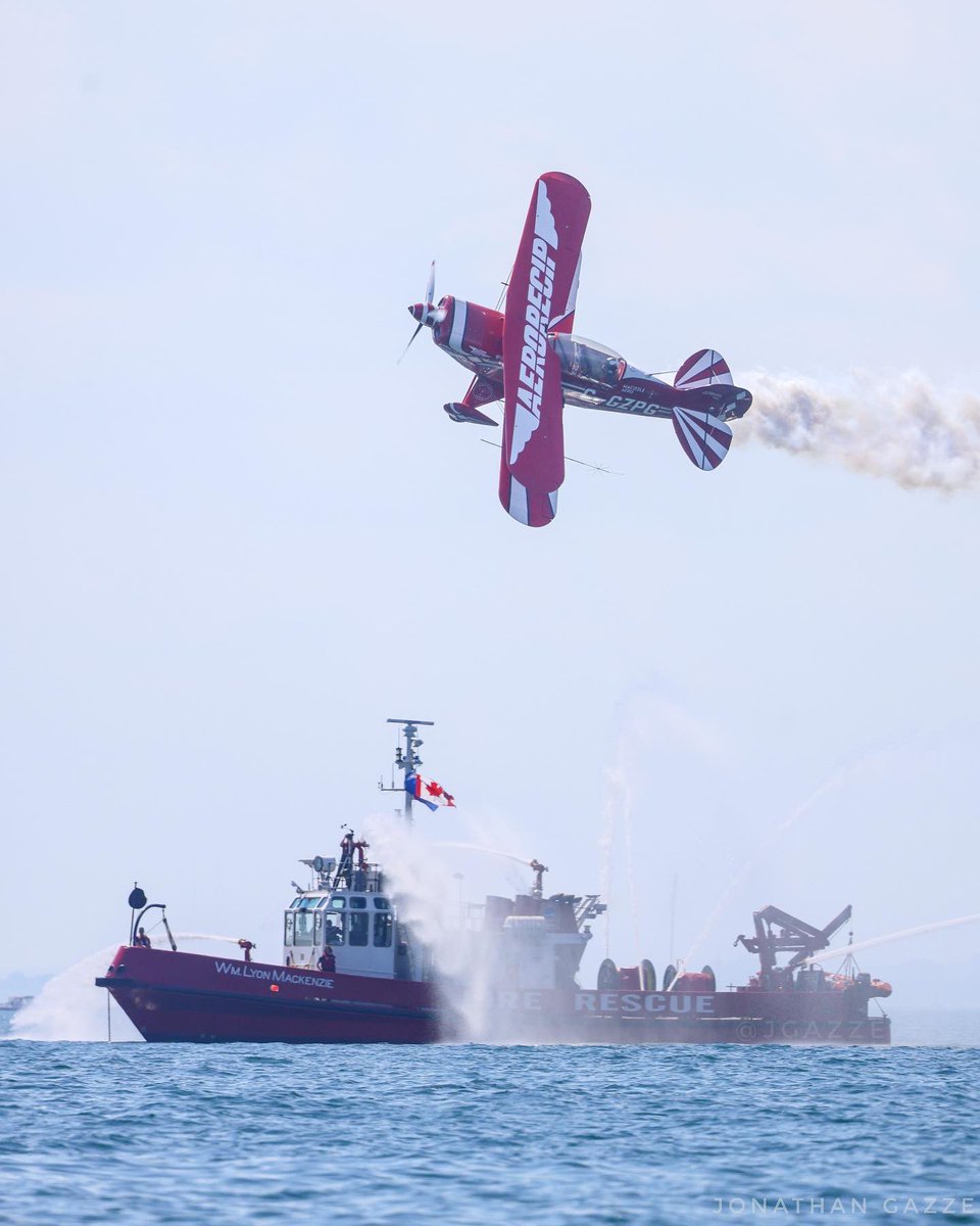 Jgazze's tweet photo. Air show highlights 👀 #ExPlace #CIASToronto #cias #airshow https://t.co/SSS2A1IW4g