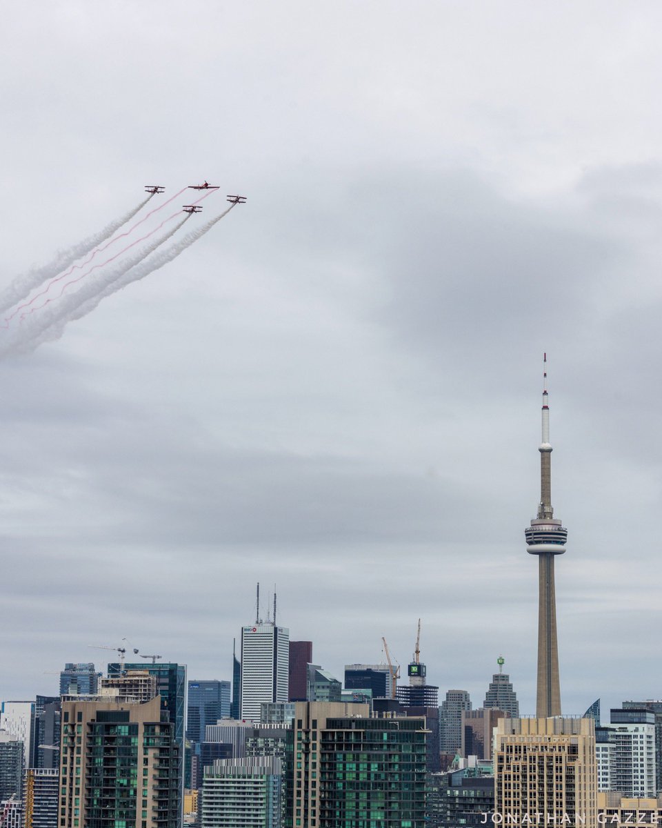 Jgazze's tweet photo. Air show highlights 👀 #ExPlace #CIASToronto #cias #airshow https://t.co/SSS2A1IW4g