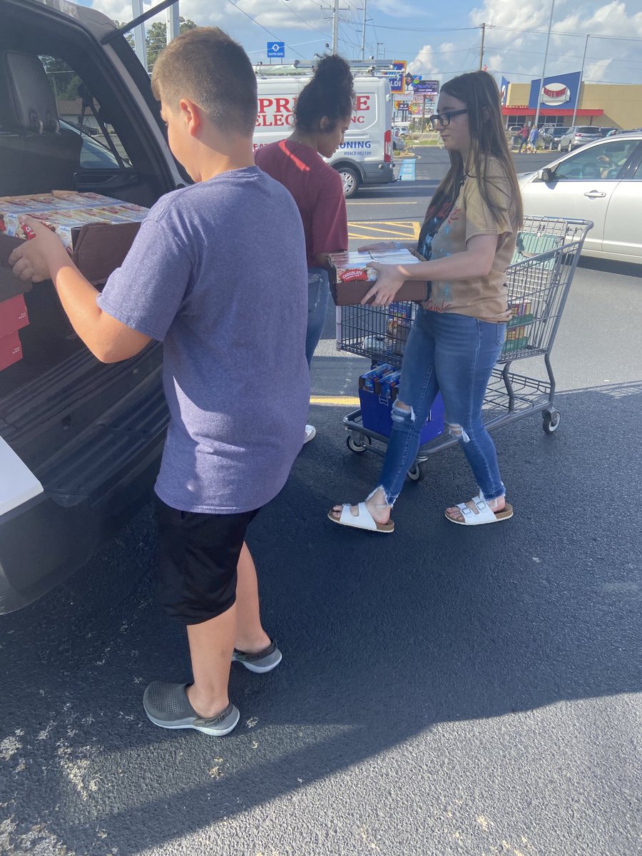 MrsT_31415926's tweet photo. Such amazing young people! Taking time to go shopping with me for those in need! #buildingbeta #betastrong #ourfuture https://t.co/6YU7slYVuo