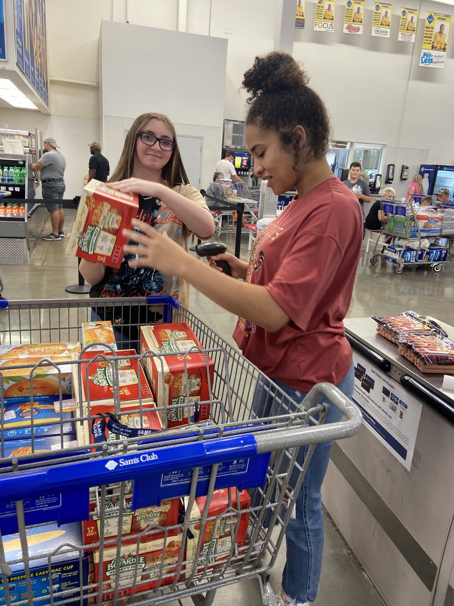 MrsT_31415926's tweet photo. Such amazing young people! Taking time to go shopping with me for those in need! #buildingbeta #betastrong #ourfuture https://t.co/6YU7slYVuo