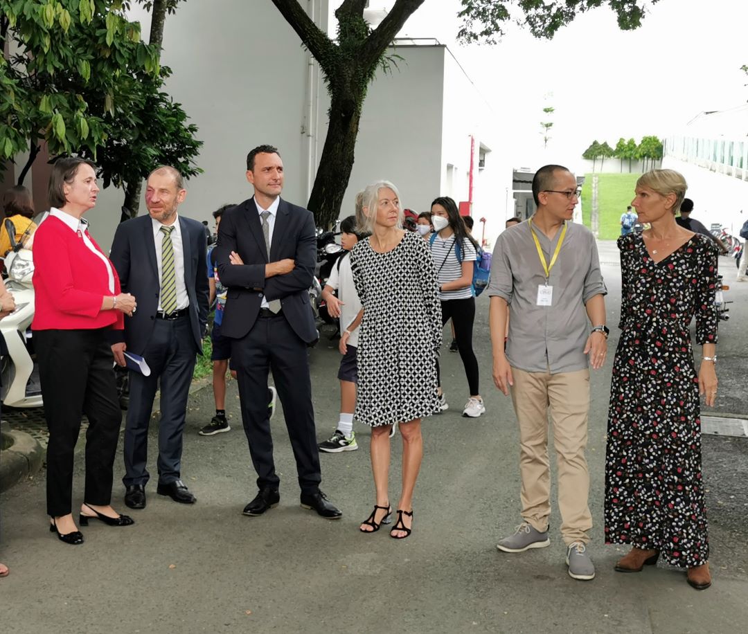 lfiduras's tweet photo. M. Jean-Hugues MOTA, nouveau proviseur du #LfiDuras, a accueilli les nouveaux élèves en compagnie de Mme Emmanuelle PAVILLON-GROSSER, Consule Générale de France, et de l'équipe de direction au complet. Une belle journée de rentrée qui s'est déroulée sans encombre. https://t.co/n7K0TAKdgz